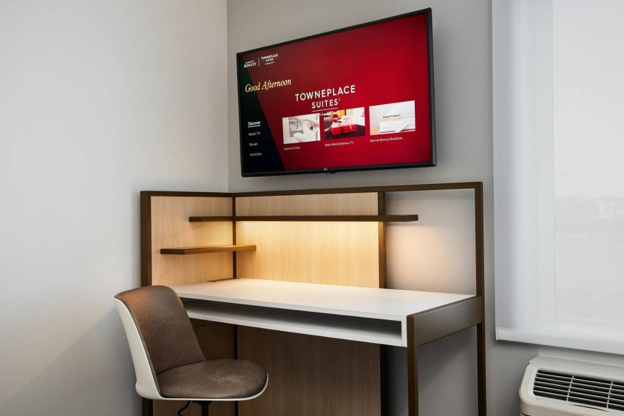 Towneplace Suites By Marriott Tampa Casino Area Orient Park Buitenkant foto