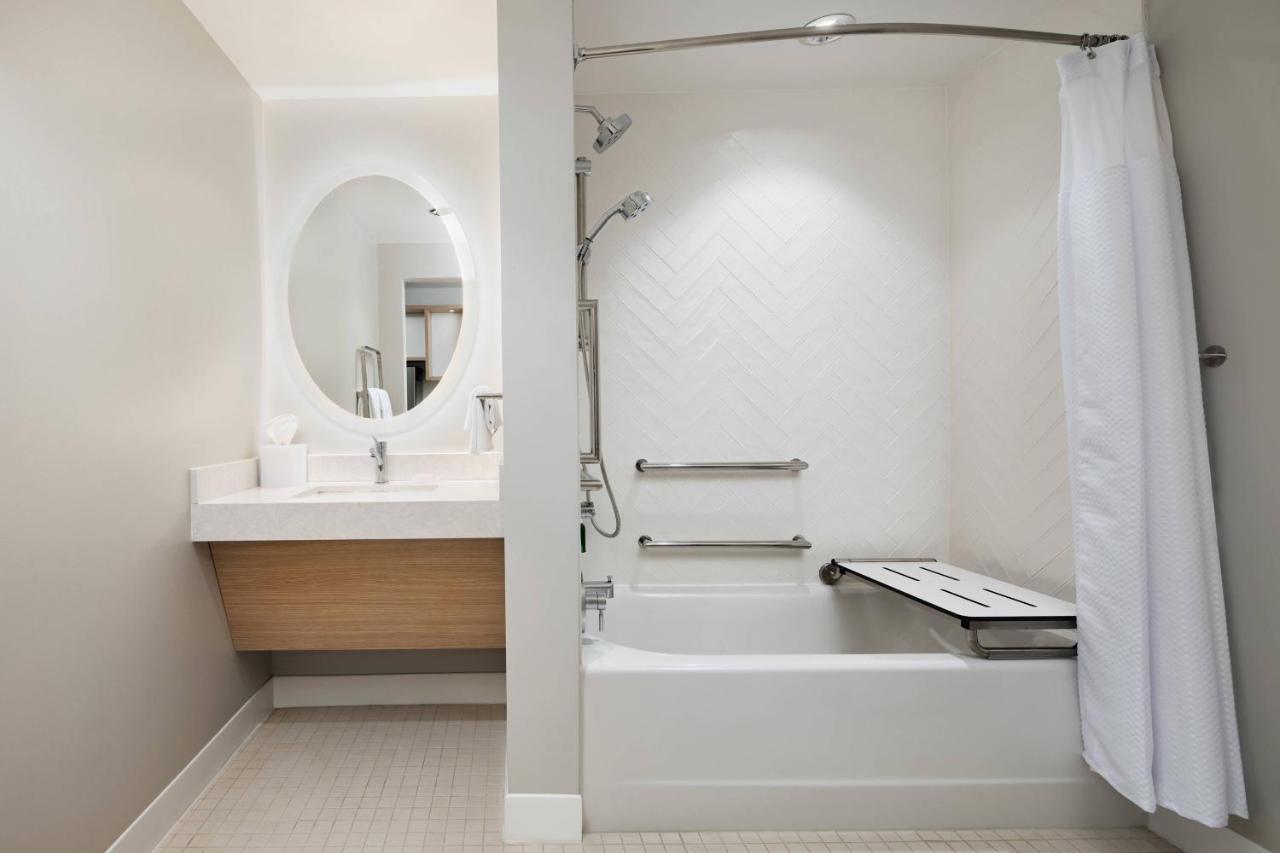 Towneplace Suites By Marriott Tampa Casino Area Orient Park Buitenkant foto